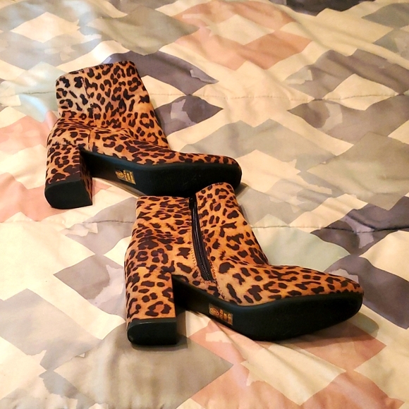Heart In D Animal Print Ankle Booties - Picture 3 of 7